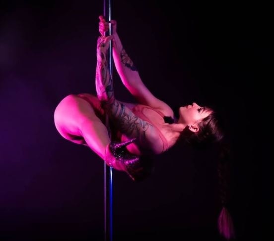 Sarah Jade is a pole aerialist, who became Miss Pole Dance America 2016. Explore her salary and net worth in 2021!